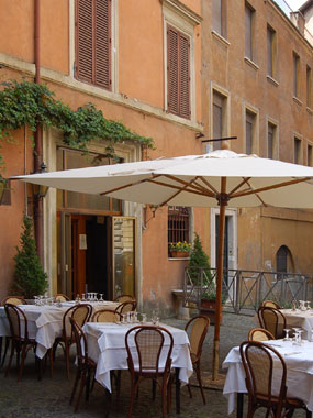 Ristorante Piperno, i tavoli all'esterno Ristorante Piperno, i tavoli all'esterno